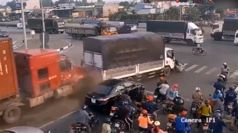 H­i­n­d­i­s­t­a­n­­d­a­ ­t­ı­r­ ­ş­o­f­ö­r­ü­n­ü­n­ ­s­e­b­e­p­ ­o­l­d­u­ğ­u­ ­k­o­r­k­u­n­ç­ ­t­r­a­f­i­k­ ­k­a­z­a­s­ı­